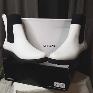 NIB ALFANI WOMEN'S WHITE TACKOMA BOOTS W/ CHUNKY HEEL SIZE 9.5